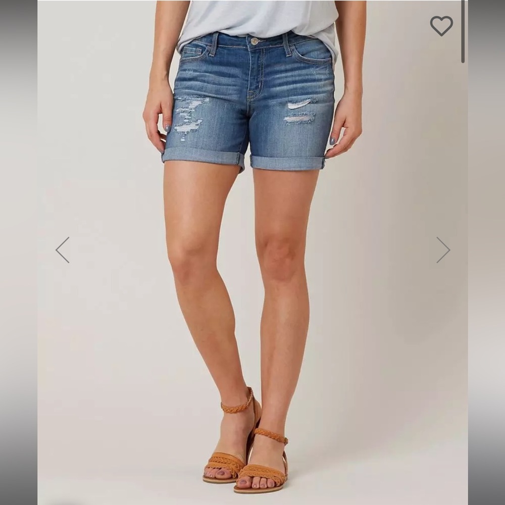 Klique B. Mid-rise stretch short. Size 28. Style#KL246